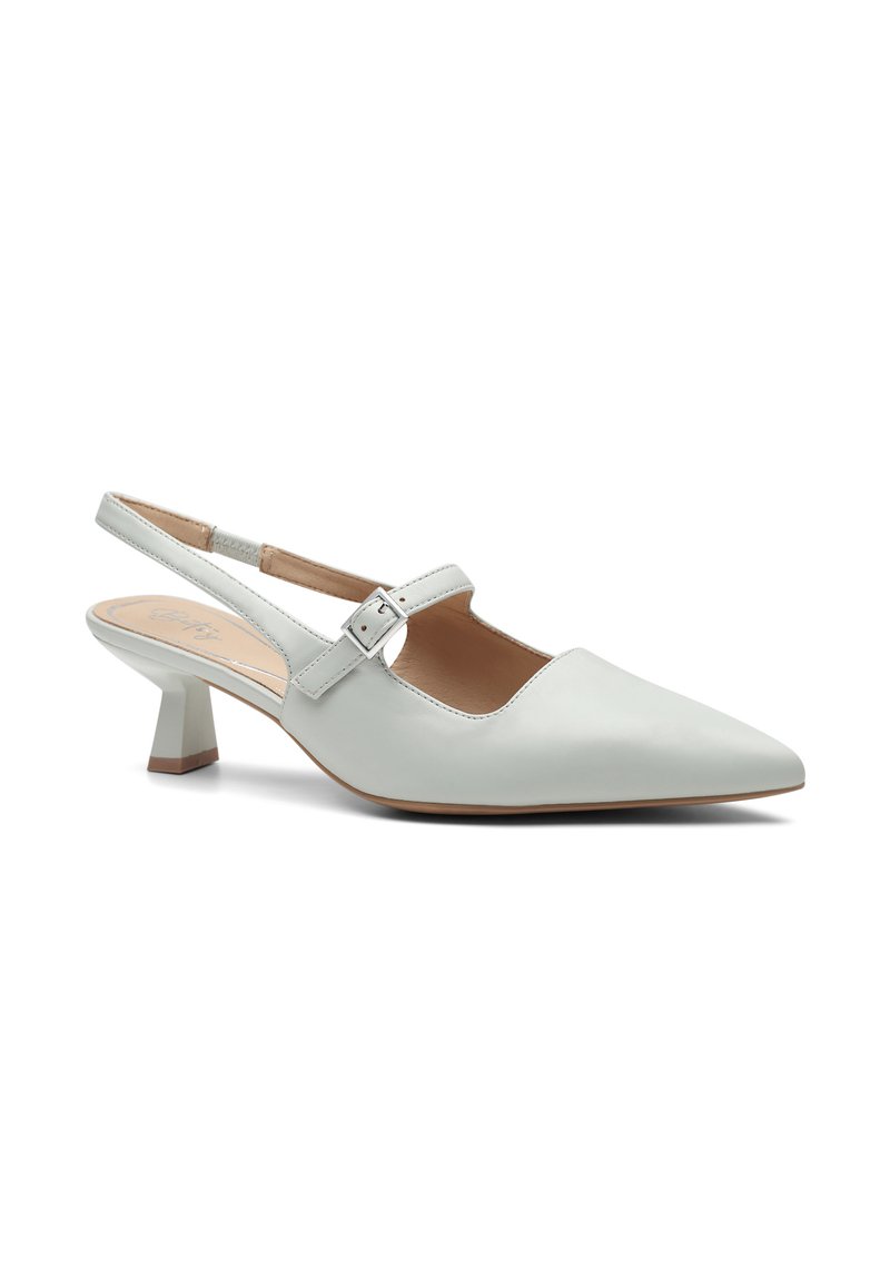 Chaussure slingback à bout pointu en cuir blanc avec une sangle à boucle. Présente une semelle intérieure texturée et un petit talon carré.