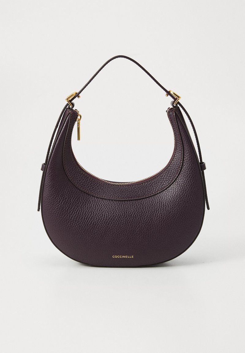 Sac à main en cuir violet foncé avec une forme incurvée, accents en métal doré, fermeture éclair sur le dessus et une poignée courte. Surface texturée.