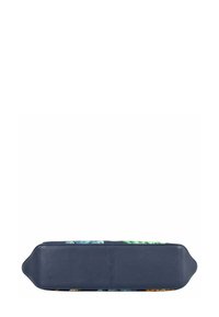 Gecoate stoffen tas met een patronenontwerp in levendige kleuren; marineblauwe lederen bodem en randen, gladde textuur en stijlvolle vorm.