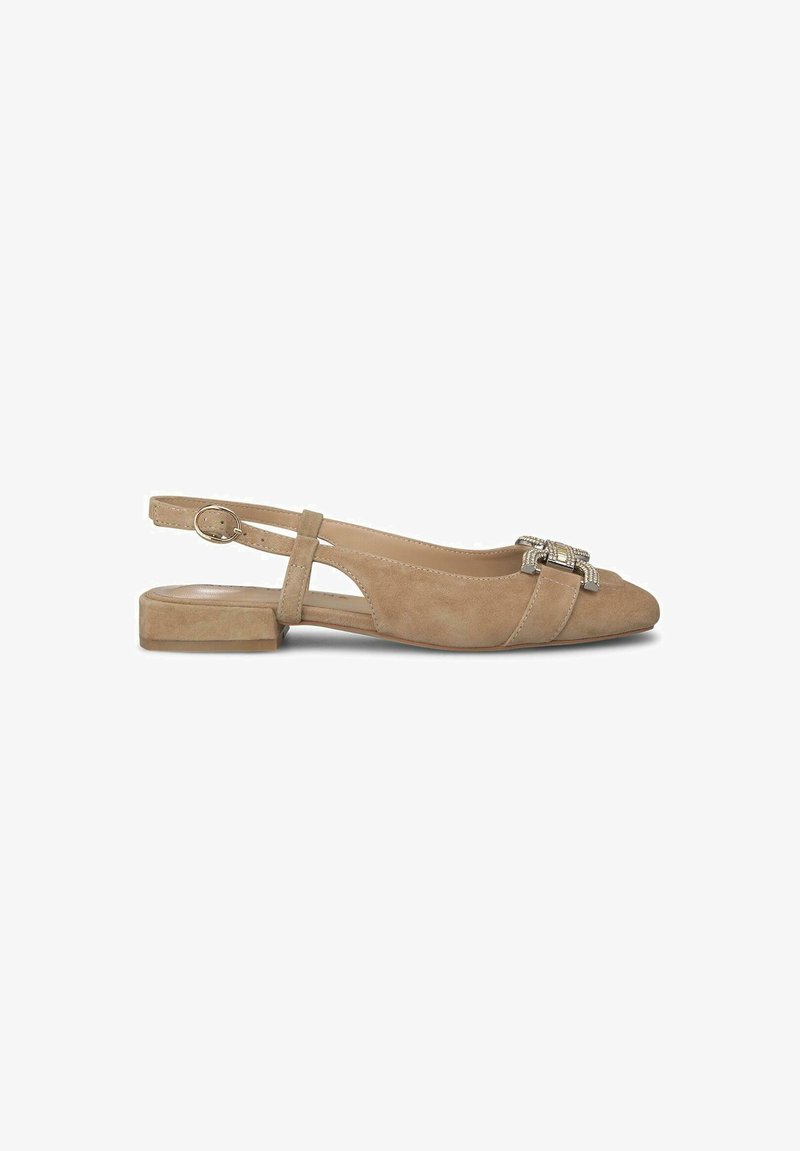 Ballerine slingback in suede beige con punta rotonda, piccolo tacco a blocco e dettaglio metallico decorativo sulla tomaia. Inclusa una cinghia regolabile per la caviglia.