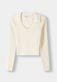 Pull court en maille côtelée crème à manches longues avec un large col et un décolleté en V, posé à plat sur un fond blanc.