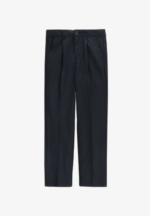 Czarne, proste, eleganckie spodnie z fałdami z przodu, bocznymi kieszeniami, szlufkami na pasek i zapięciem na guzik w pasie.