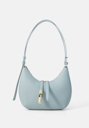 Sac à main en cuir bleu clair avec forme courbée, bandoulière fine réglable et détail fermeture éclair et verrou en ton or.
