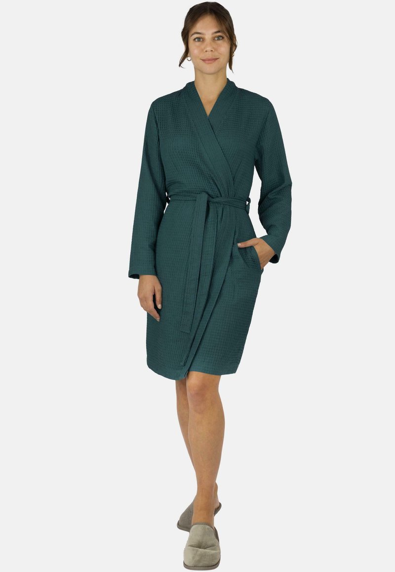 Tealfarbene Robe mit strukturiertem Muster, Wickeldesign, langen Ärmeln und gebundenem Gürtel. Verfügt über eine Seitentasche und einen knielangen Schnitt.