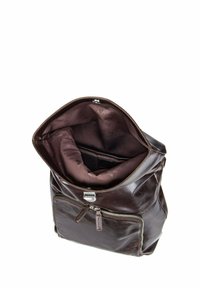 Sac à dos en cuir marron avec une poche frontale zippée, un compartiment principal spacieux et une doublure douce et texturée en marron foncé.
