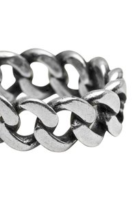 Anello in argento metallico con maglie intrecciate, caratterizzato da una finitura texturizzata e bordi arrotondati per un aspetto morbido.