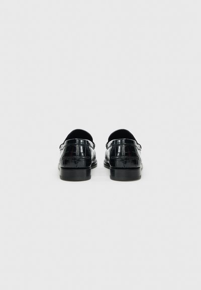 Czarne skórzane mokasyny o połyskującym wykończeniu, z fakturowanym wzorem, niskim obcasem i łatwym do zakładania fasonem. Czyste linie i minimalistyczne zdobienia.