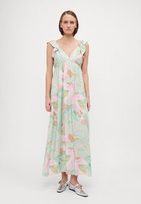 Φλοράλ μάξι φόρεμα σε ανοιχτό μέντα με ροζ και μπεζ λεπτομέρειες. Διαθέτει V-λαιμόκοψη, φουσκωτά μανίκια και άνετη εφαρμογή. Λείο ύφασμα.