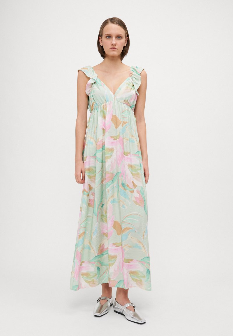 Φλοράλ μάξι φόρεμα σε ανοιχτό μέντα με ροζ και μπεζ λεπτομέρειες. Διαθέτει V-λαιμόκοψη, φουσκωτά μανίκια και άνετη εφαρμογή. Λείο ύφασμα.