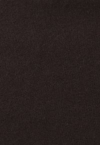 Brun teksturert stoff med et mykt, vevd utseende, preget av en jevn farge og subtile variasjoner i fiber tetthet.