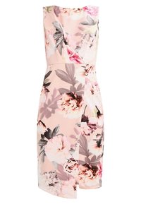 Robe fleurie en tissu rose pâle avec de grands motifs de roses en blanc, rose et vert. Présente une silhouette ajustée et une longueur jusqu'au genou.