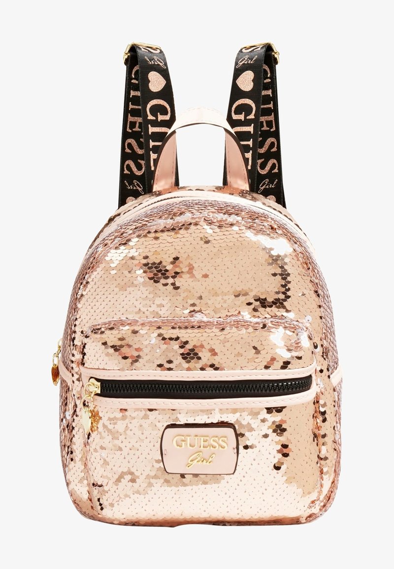 Sac à dos à sequins rose gold avec une poche zip à l'avant, des bretelles noires arborant le logo "GUESS Girl" et des accents en métal doré.