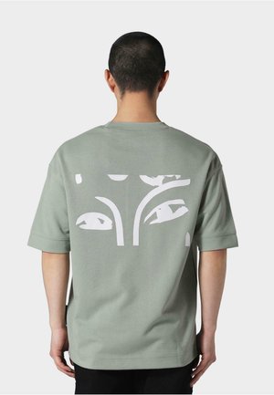 Irasuto Studios - T-shirt z nadrukiem