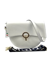 Witte leren handtas met een ronde vorm, gouden ronde hardware en een afneembare navy schouderband met een logomotief.