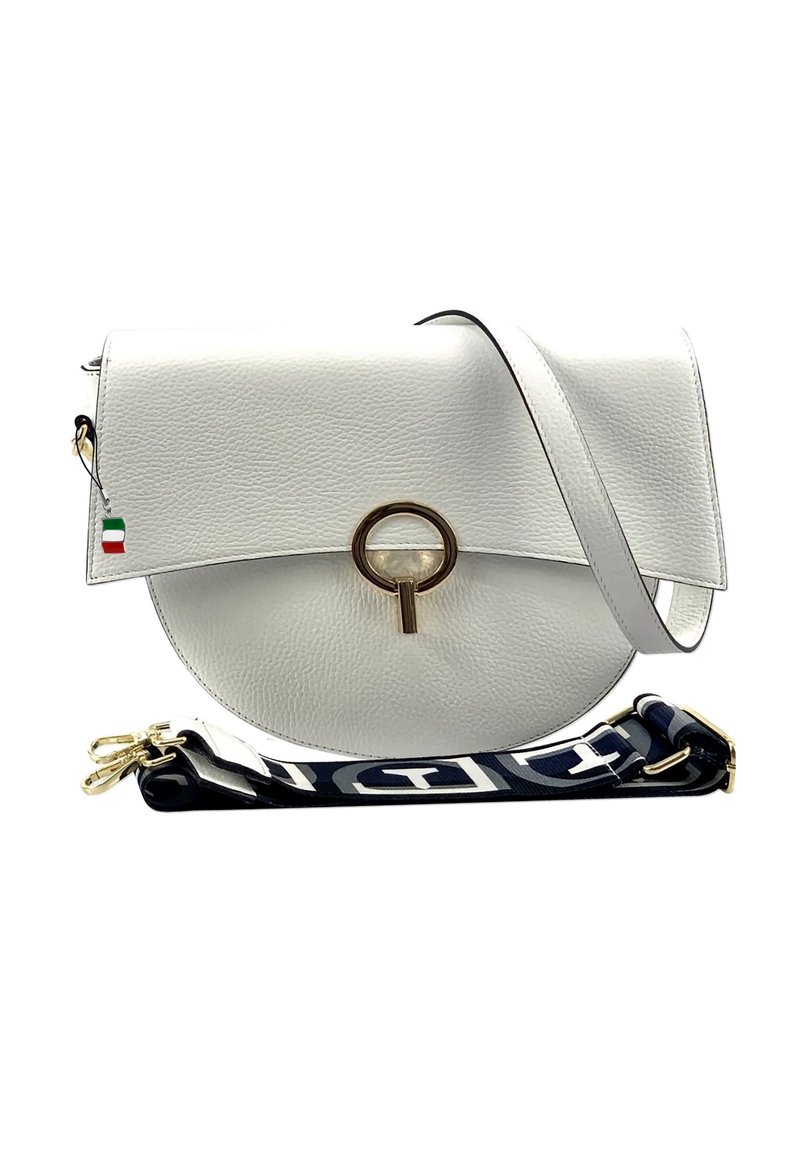 Witte leren handtas met een ronde vorm, gouden ronde hardware en een afneembare navy schouderband met een logomotief.