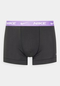 Boxer da uomo neri con una vita in logo Nike viola. Presentano una texture liscia e un design aderente. Dettagli cuciti lungo le cuciture.
