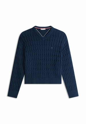 Granatowy sweter z dzianiny warkoczowej z dekoltem w serek, długimi rękawami oraz ściągaczami przy mankietach i u dołu, z małym logo flagi na piersi.