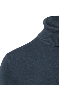 Ciemnoniebieski sweter z golfem o prążkowanej strukturze. Pokazuje szczegóły kołnierza i miękki, gładki materiał. Brak widocznych wzorów lub elementów metalowych.