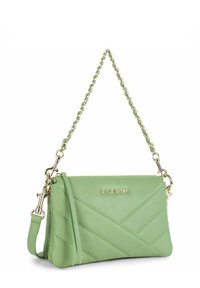 Borsa a tracolla verde in pelle con design trapuntato, tracolla in catena dorata, chiusura a zip e nome del brand impresso sul davanti.