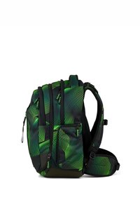 Sac à dos avec une base noire présentant des motifs géométriques verts. Comprend des bretelles rembourrées, plusieurs poches zippées et un design structuré.