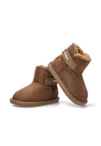 Botas de tobillo de ante marrón con un suave forro de piel, presentan una correa de Velcro y detalles de costura en los lados. Suela de goma antideslizante.