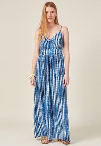 Blau-weißer gestreifter Maxikleid mit Knoten vorne, dünnen Trägern und schwingendem Rock. Der Stoff wirkt leicht und hat eine glatte Textur.