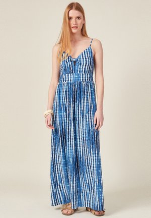 Blau-weißer gestreifter Maxikleid mit Knoten vorne, dünnen Trägern und schwingendem Rock. Der Stoff wirkt leicht und hat eine glatte Textur.
