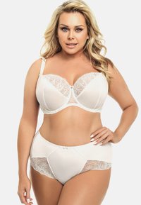 Witte bh met kantafwerkingen en bijpassende high-waisted slip. De bh heeft gevoerde cups en verstelbare bandjes. Glad materiaal met delicate kanten accenten.