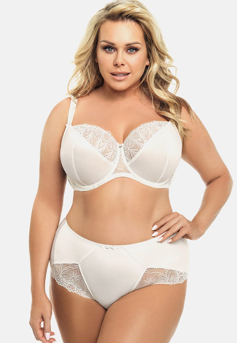 Witte bh met kantafwerkingen en bijpassende high-waisted slip. De bh heeft gevoerde cups en verstelbare bandjes. Glad materiaal met delicate kanten accenten.