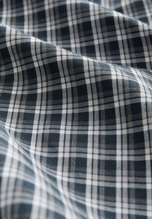 Audums ar tumši zilu un baltu rūtainu rakstu. Audums izskatās mīksts ar vieglu spīdumu un skaidrām režģa līnijām.