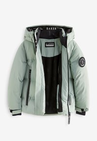 Jachetă umplută de culoare verde deschis, cu glugă, interior negru, buzunare cu fermoar și insigne de marcă. Textură moale și design capitonat.
