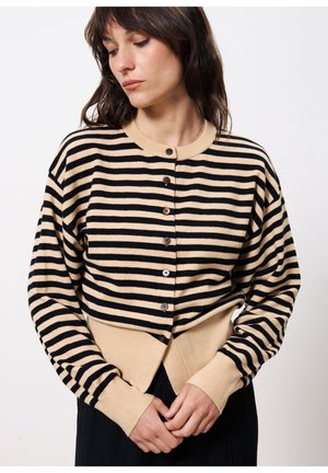 Gestreifter Cardigan in Beige und Schwarz, mit einem Knopfverschluss, gerippten Bündchen und einem leicht verkürzten Design mit einem einfarbigen unteren Saum.