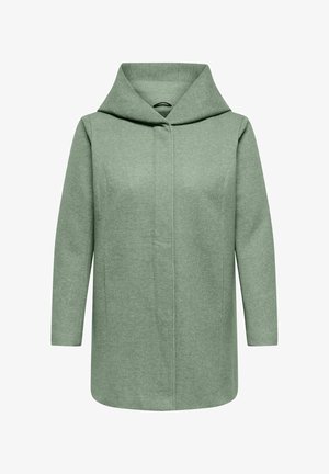 Zeleni plašč s kapuco iz teksturirane tkanine, z dolgimi ravnimi rokavi, zapiranjem na gumbe spredaj in A-linijskim krojem.