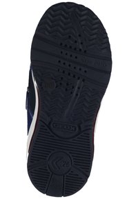 Suola di scarpa in gomma nera con un motivo a zigzag, caratterizzata dal marchio "GEOX", fori di ventilazione e un bordo rosso e bianco a contrasto.