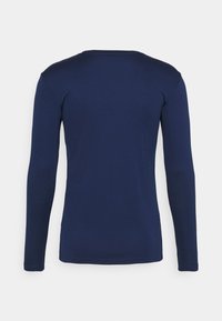 Marineblå langærmet skjorte, rund hals, blødt stof, tætsiddende skæring, ingen synlige mønstre eller logoer, enkel design med en glat tekstur.