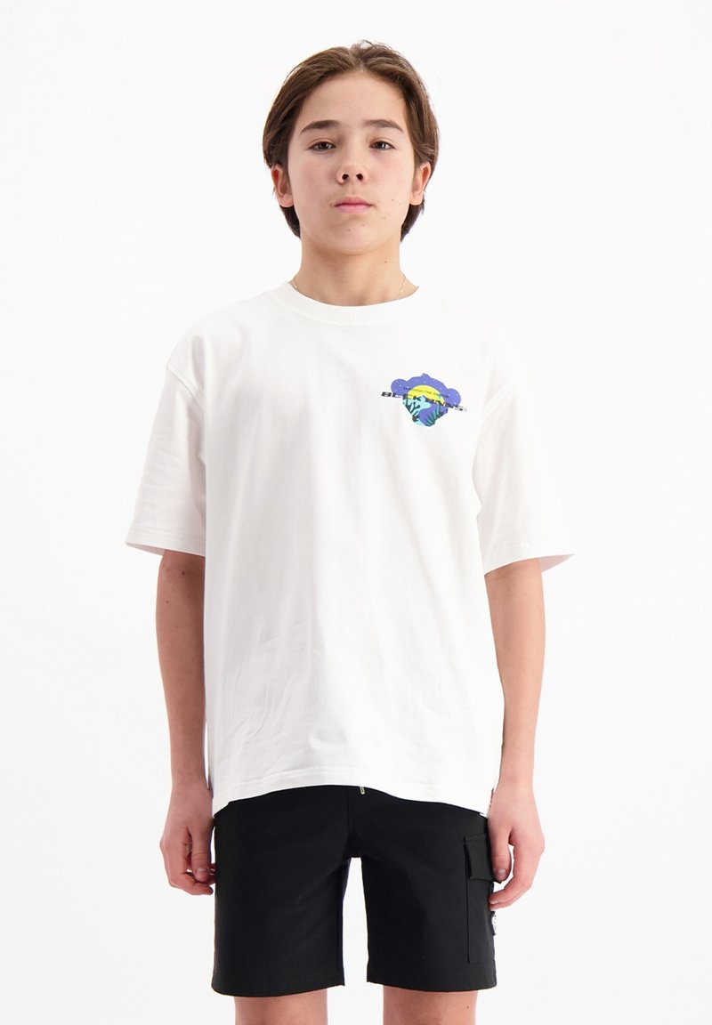 Witte katoenen t-shirt met korte mouwen, voorzien van een kleurrijk grafisch ontwerp op de linkerkant van de borst. Gepaarde met zwarte shorts.