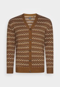 Cárdigan marrón con estampado que presenta un escote en V, cierre de botones y punto texturizado con diseños diagonales y en zigzag en crema y marrón más oscuro.