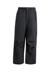 Černé kalhoty z lehkého materiálu, s elastickým pasem, dvěma bočními kapsami a volným střihem s jemnými záhyby.