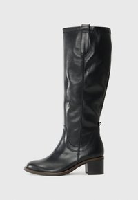 Bottes noires en cuir hautes jusqu'au genou avec une finition lisse, une pointe arrondie et un talon empilé. Présente un onglet de traction et des détails de couture le long des côtés.
