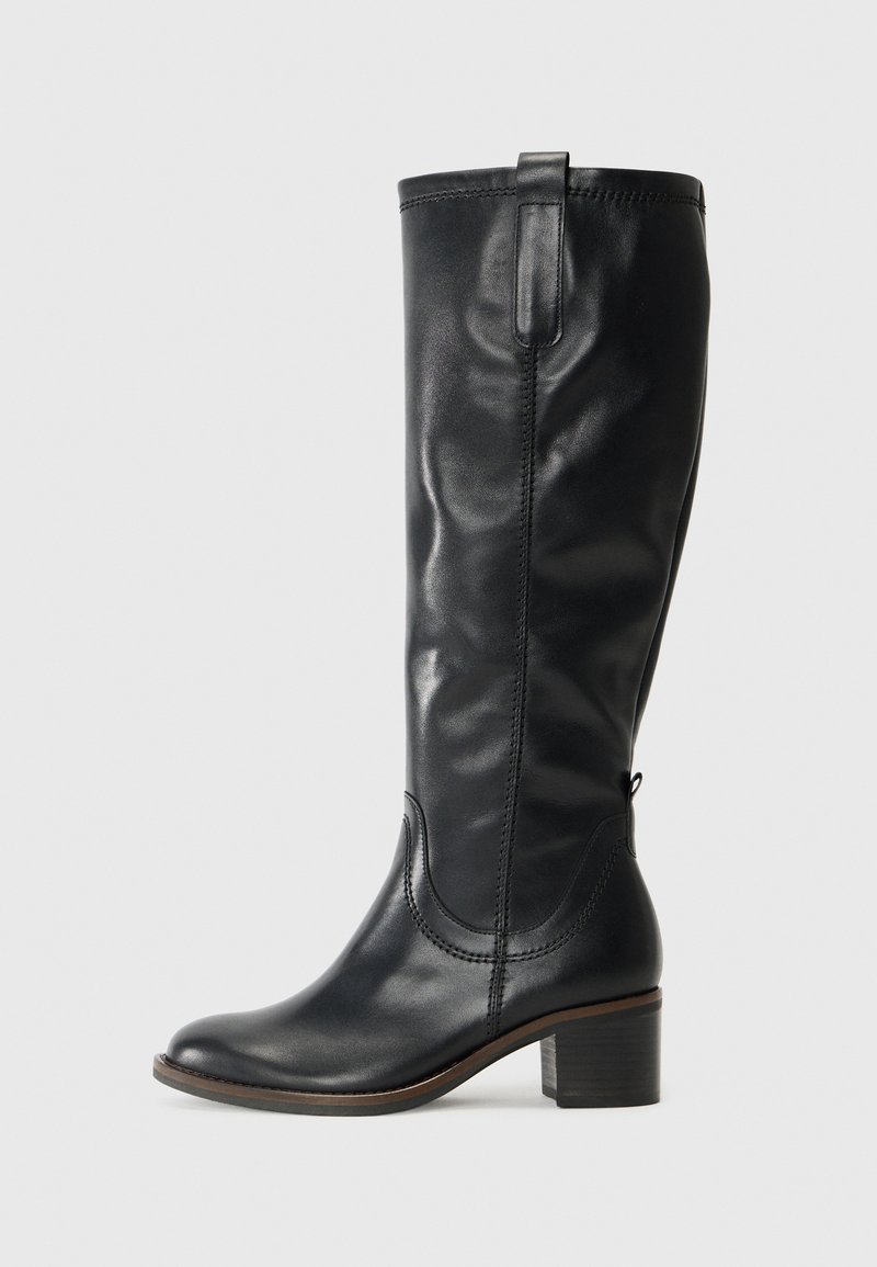 Bottes noires en cuir hautes jusqu'au genou avec une finition lisse, une pointe arrondie et un talon empilé. Présente un onglet de traction et des détails de couture le long des côtés.