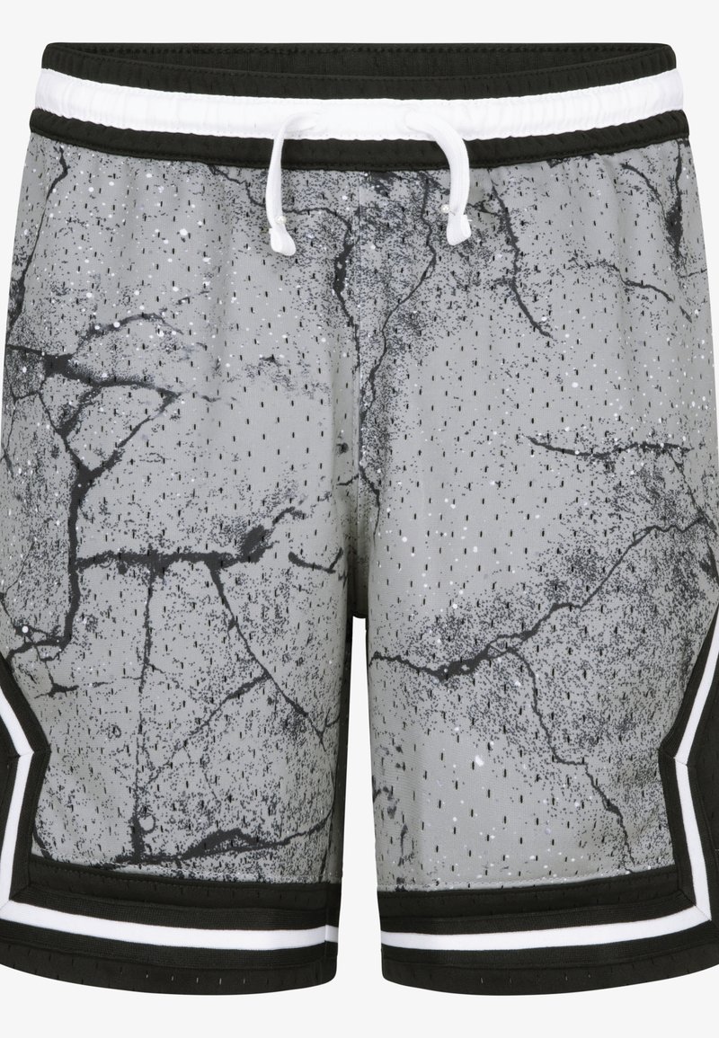 Shorts de sport gris avec motif marbré noir, bordure noire et blanche, tissu perforé et cordon blanc à la taille.