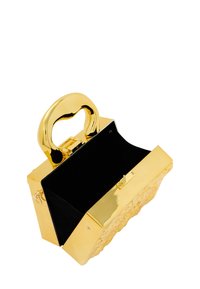 Guld håndtaske med en tekstureret yderside, sort inderside og et afrundet guldhåndtag. Har en struktureret form og metallisk finish.
