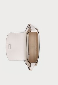Borsa a tracolla di un beige chiaro realizzata in materiale testurizzato, con una tasca interna e una finitura scura a contrasto, dotata di una tracolla regolabile.