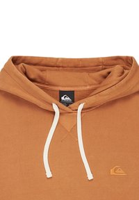 Brauner Hoodie mit strukturierter Oberfläche, ausgestattet mit Kordelzugverschluss, weißen Akzenten und einem kleinen Logo-Emblem auf der Brust.