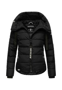 Schwarze Pufferjacke mit hohem Kragen, Reißverschluss vorne und seitlichen Taschen. Verfügt über eine gesteppten Textur und einen markenbezogenen Reißverschlussanhänger. Rippbündchen an den Ärmeln.