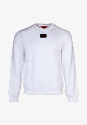 Biała bluza z długim rękawem i okrągłym dekoltem, z ribbowanymi mankietami i dołem, z małą czarną i czerwoną naszywką z logo "HUGO" na piersi.