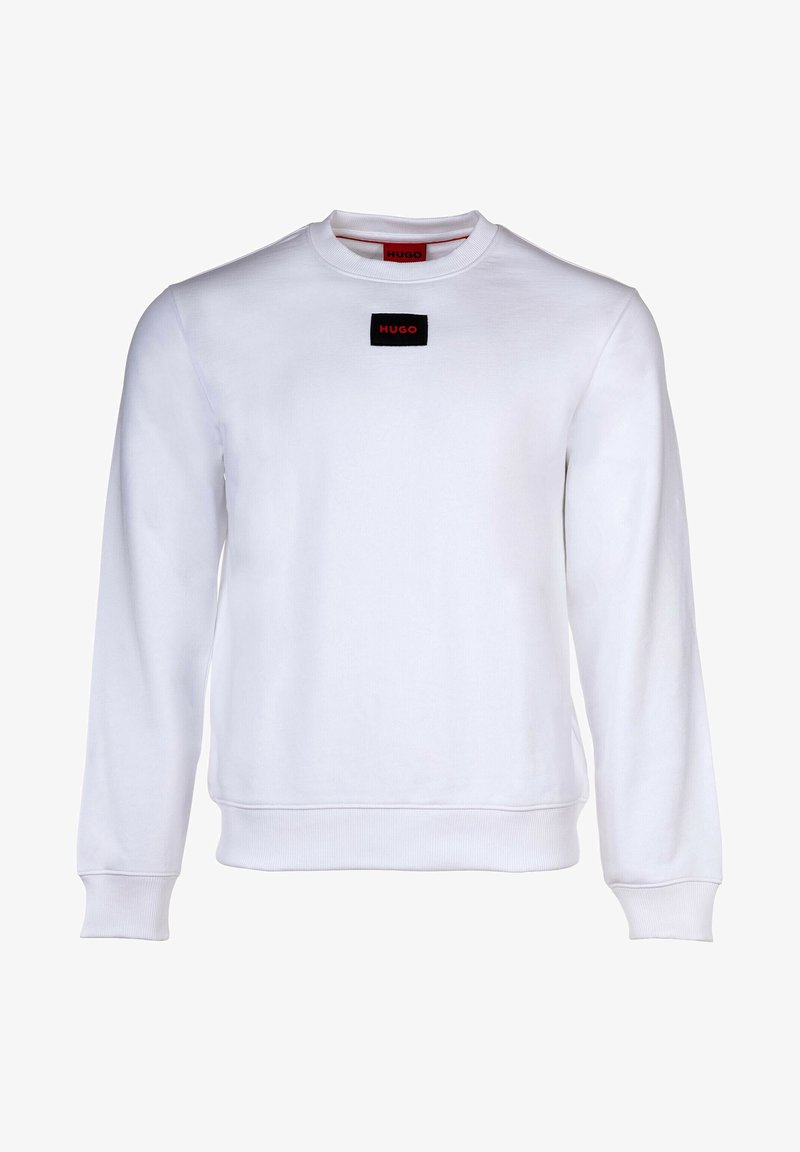 Biała bluza z długim rękawem i okrągłym dekoltem, z ribbowanymi mankietami i dołem, z małą czarną i czerwoną naszywką z logo "HUGO" na piersi.