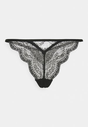 Fio dental de renda preta com um intrincado padrão floral, apresentando bordas em scallop e uma faixa suave na cintura. Design leve, transparente e feminino.
