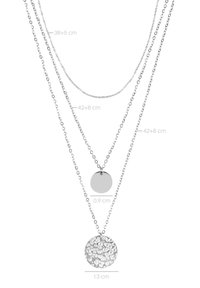 Třívrstvý stříbrný řetízek na krk s různými délkami: 38+5 cm a dva 42+8 cm; obsahuje hladký kulatý přívěsek (0,9 cm) a texturovaný kulatý přívěsek (1,3 cm).