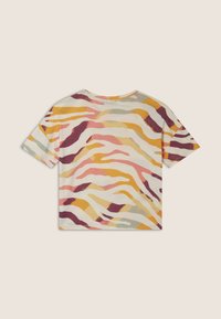 T-shirt corta a maniche corte con motivo ondulato in rosa, giallo e bordeaux su uno sfondo crema, realizzata in tessuto leggero.